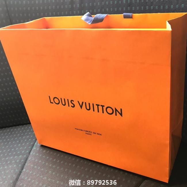 表弟拜托我帮他买一款LV的男士包包奢侈品本是质量和信誉的代名词但当人们把它的