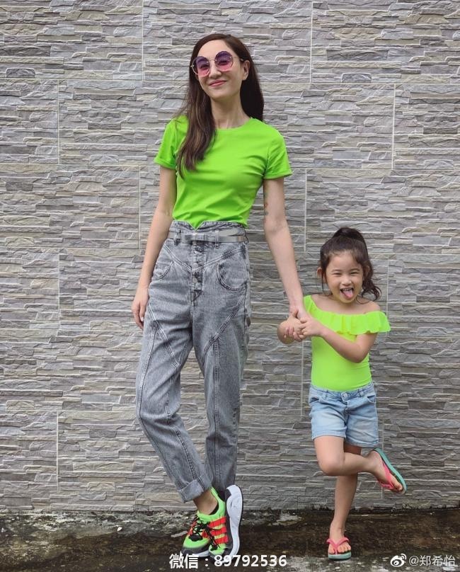 郑希怡她和她女儿的日常穿搭 超有爱