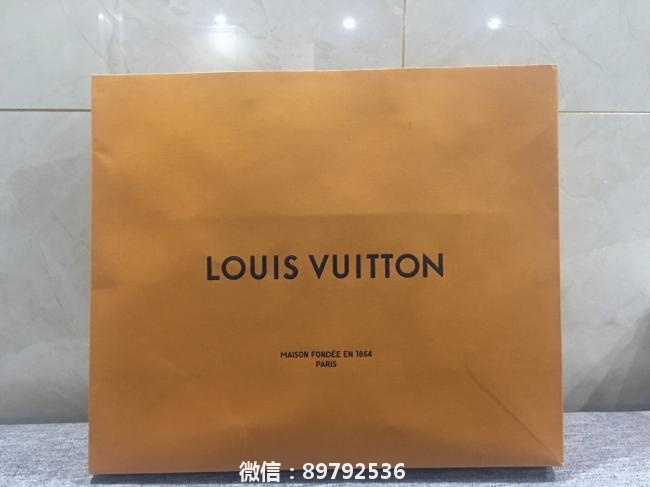 LV的首次购买心得 包包是2020年5月23日在湖滨买的，朋友说杭州大厦的柜姐态度不是很好