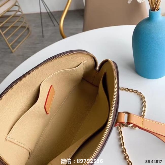 LV 新款‮月半‬手包 系列又‮款一‬时髦又俏皮可爱‮迷的‬你包