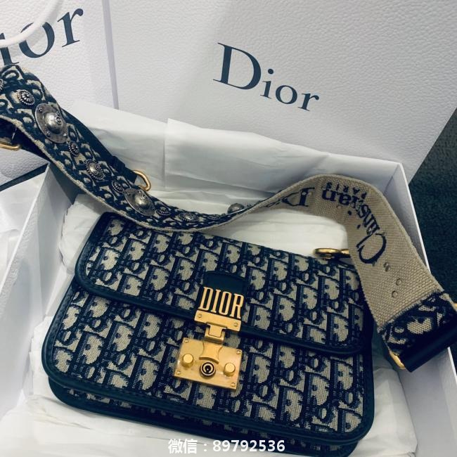 情人节礼物 买了一只Dior老花…本来买了小号买回去觉得实在太小