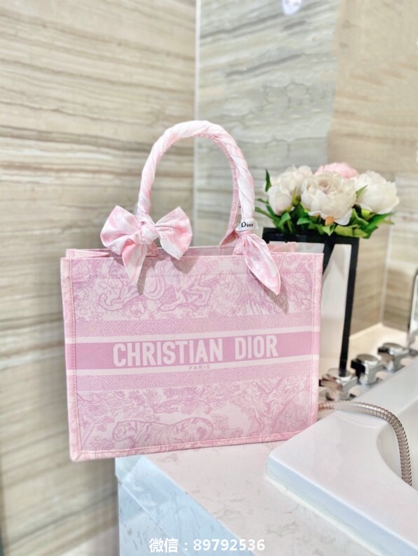 分享一款Dior粉色老虎托特包，非常仙气哦
