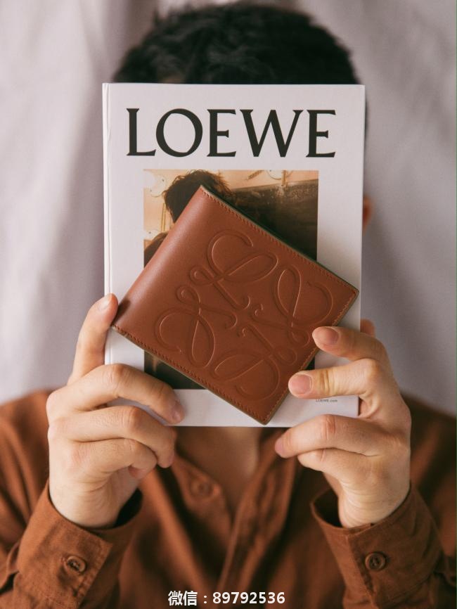 男士单品 用LOEWE的钱包装心爱人的照片