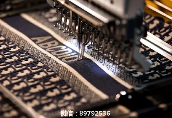 Dior在中国市场，推出全新中文订定制服务