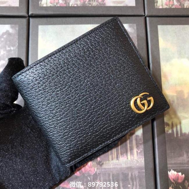 Gucci男士双折皮夹钱包，采用Gucci标志性GG金属配件醒目装饰