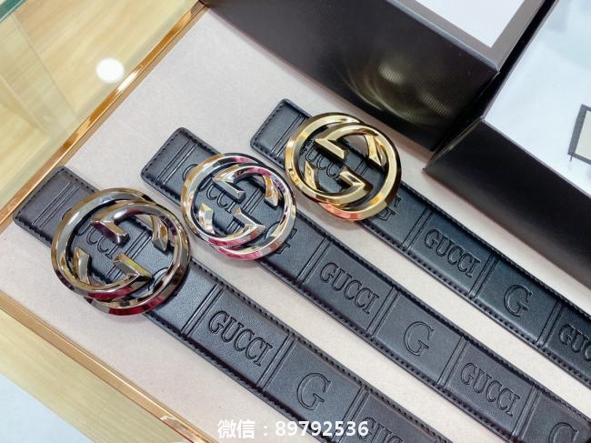 Gucci 古奇新款互扣式G带扣深受品牌辉煌的70年代经典设计所影响，得以重新诠释