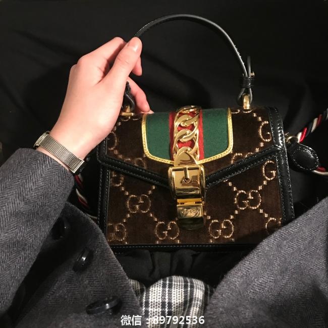 古驰 GUCCI Gucci Sylvie velvet mini top-handle 丝绒棕