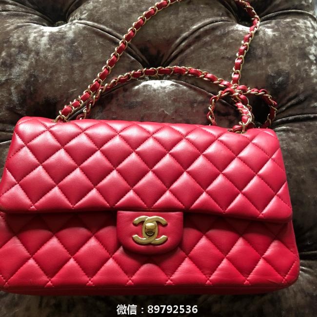 Chanel CF 中号 小羊皮 这个包包是去巴黎旅拍的时候买的，因为要作婚包，所以买的大红色…