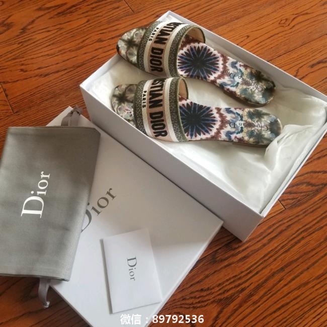 Dior 拖鞋 19年限量款 上个月在海港城买的吧，找柜哥留的货