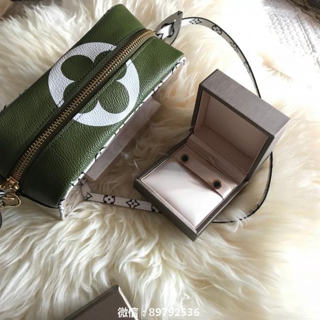 购于深圳万象城，LV2019夏新款透明包包#宝格丽孔雀石耳钉#突然开始喜欢绿色了