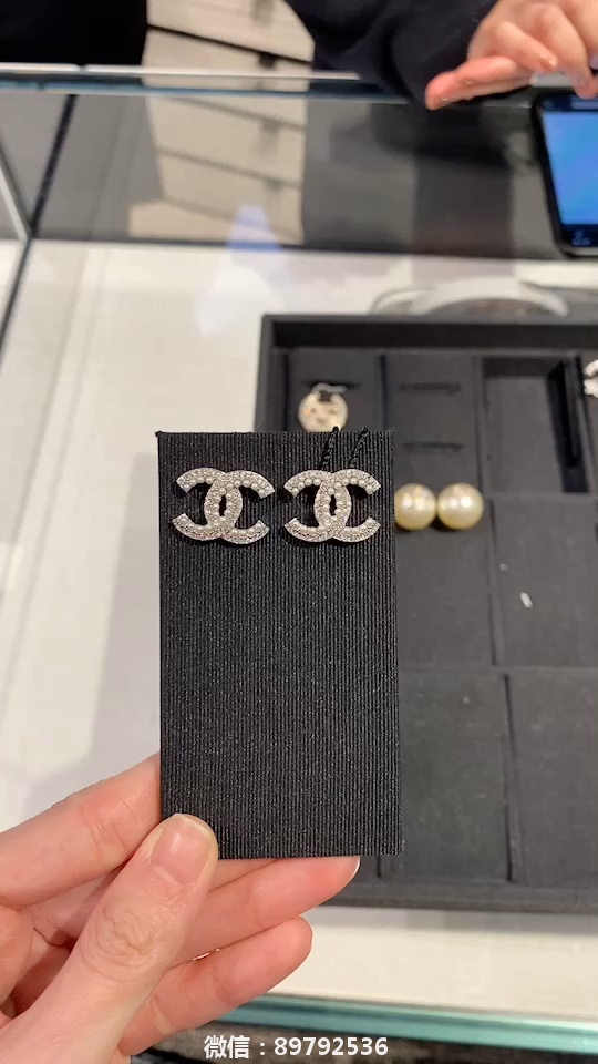 Chanel新款Logo耳釘