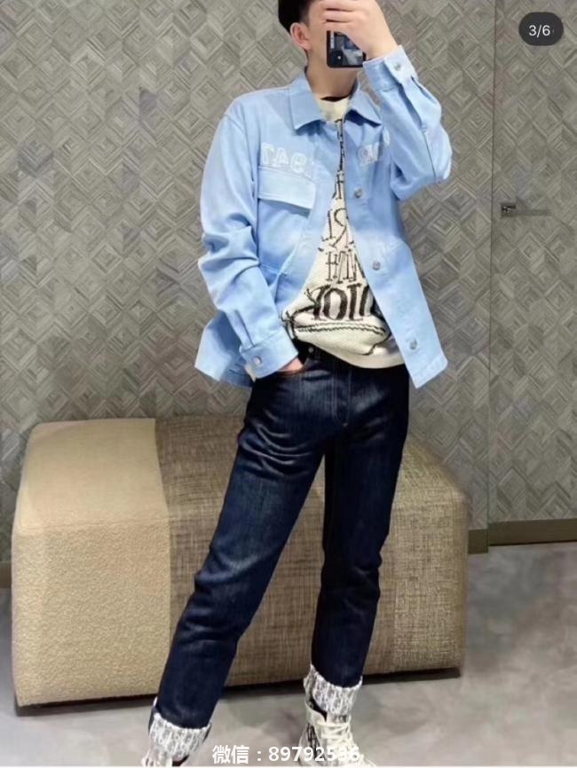 这款柔软的淡蓝色棉质牛仔布衬衫外套采用“Dior 1947”刺绣装饰正面，大号标志刺绣装饰背面