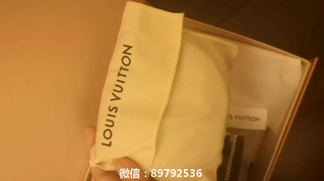 Louis Vuitton路易威登反转色mini圆饼，今天从云南回来迫不及待的开
