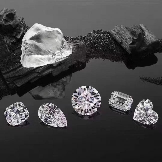 钻石切工决定了天然钻石刻面与光线的相互作用，从而决定了天然钻石的闪耀程度