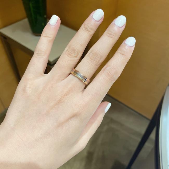 卡地亚三色最经典的戒指，在官网看照片完全不会去选择它，到了专柜试戴了后真的爱上了