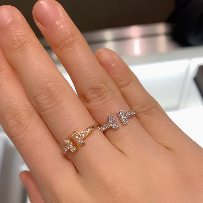 Tiffany双T带钻戒指 有三个颜色，银色、金色、玫瑰金，对比了一下选了金色的