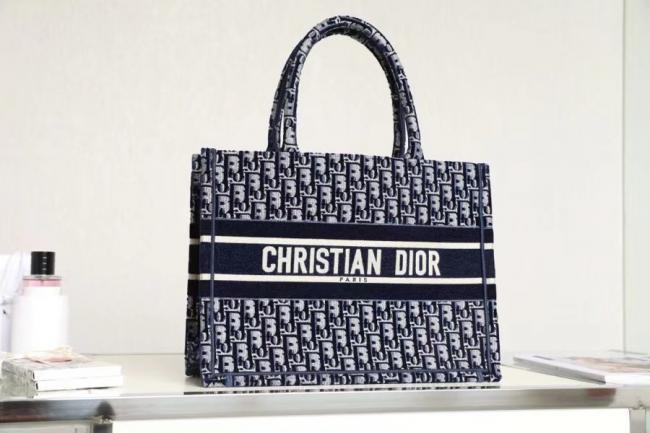 秋冬新品 【老花图案】 Dior Book Tote 购物袋、托特来自创意总监玛丽亚•嘉茜娅•蔻丽