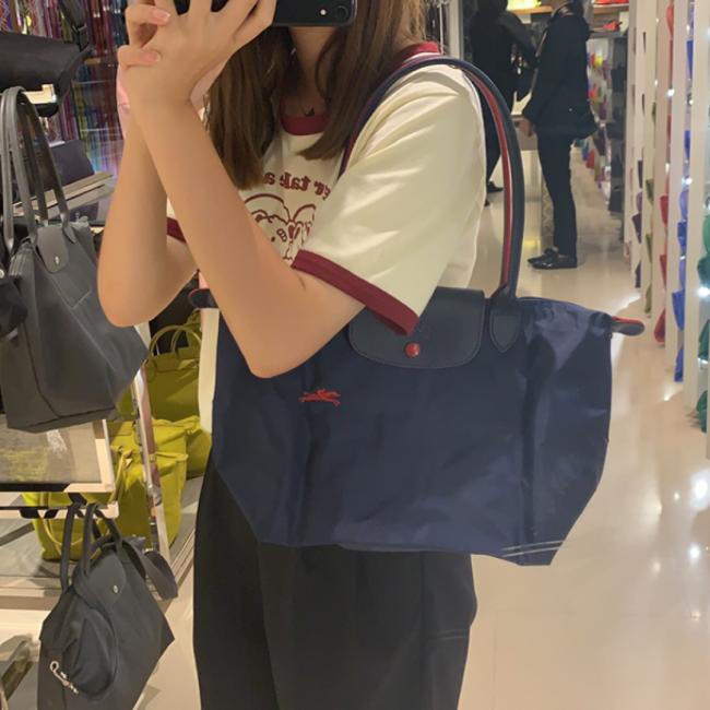 在香港的龙骧专柜，先囤个妈妈包，之前是绝对不会买这个包的觉得特别难看，现在心态完