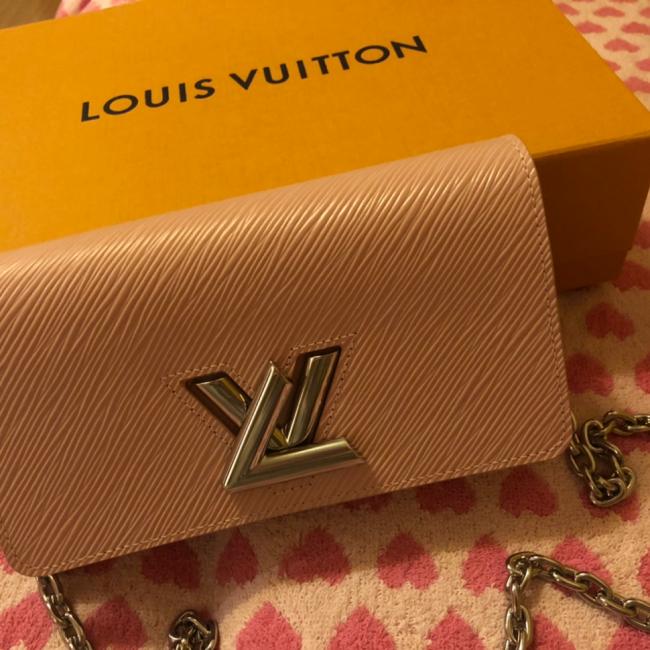 #路易威登 Louis Vuitton 粉色少女的LV小包包Twist，水波纹款