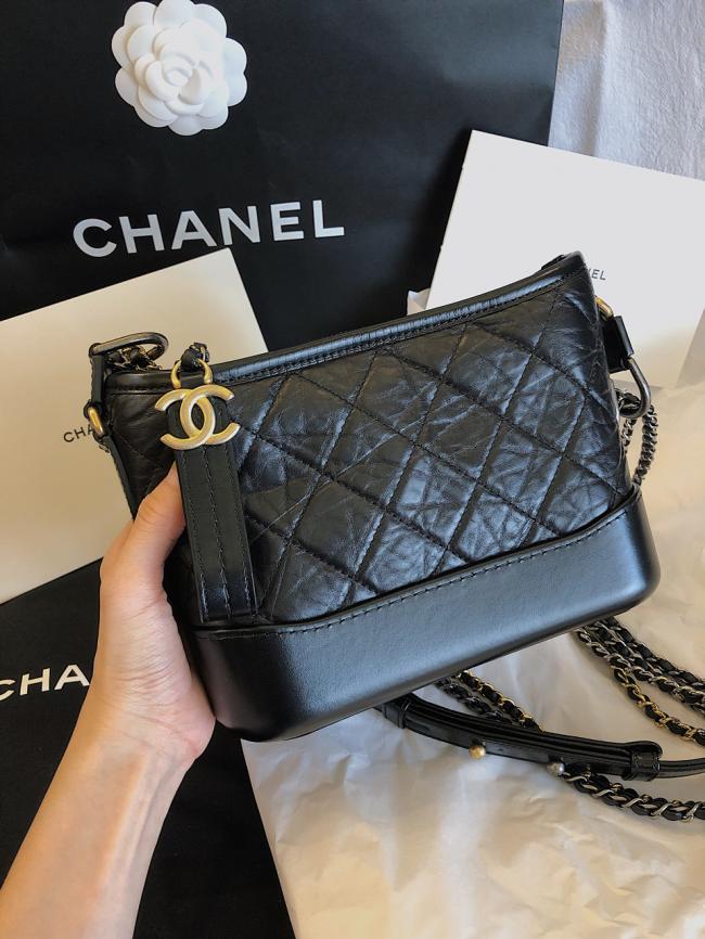 Chanel黑色流浪包小号 让韩代在韩国免税店买的，临近七夕实在是太难买包了