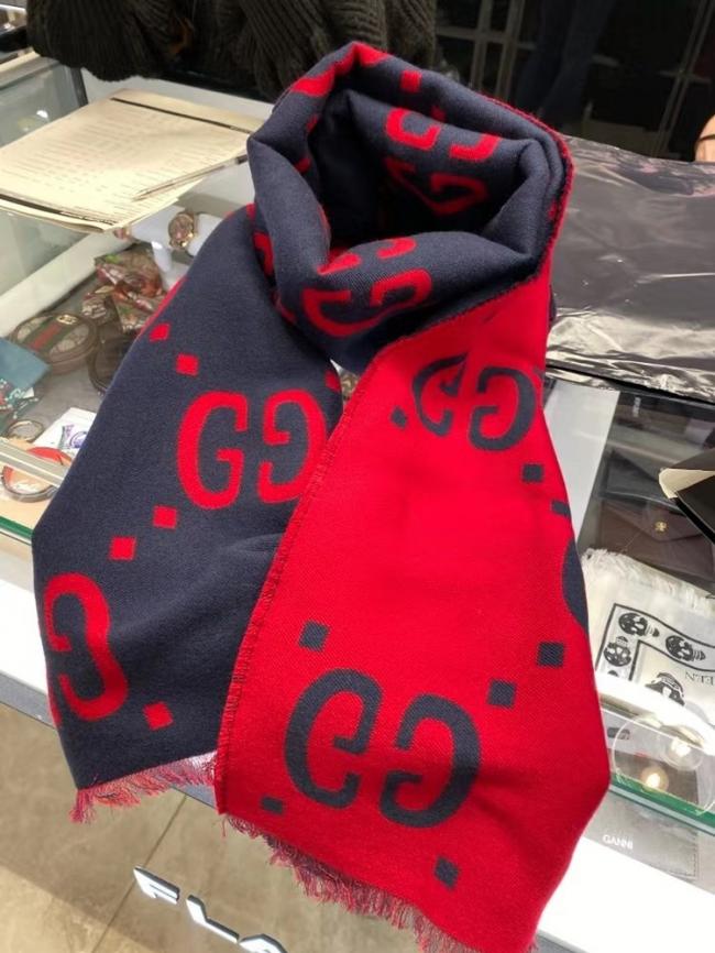 Gucci 网红爆款，级难买的大Logo双面提花羊毛围巾，藏蓝色配正红色
