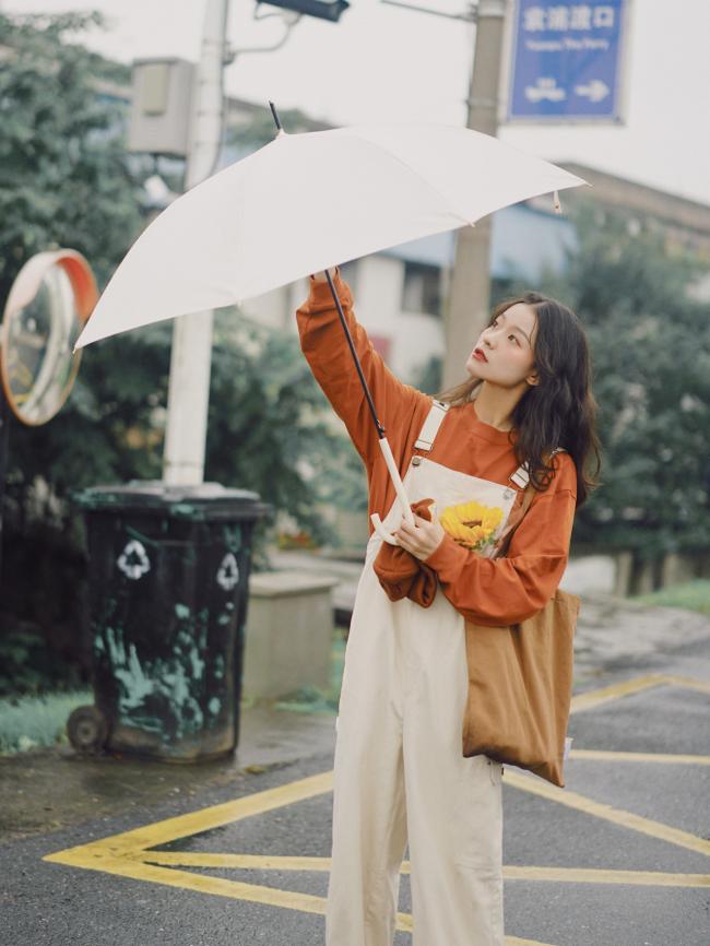 优衣库橙t➕背带裤，雨天也要做向日葵！