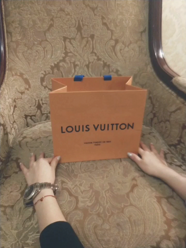 #路易威登 Louis Vuitton 丝巾 束发带 这只小丝巾被称为束发带 可
