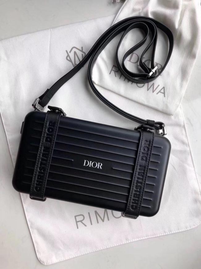Dior 小盒子 正面采用“DIOR”标志 背面采用“RIMOWA”标志
