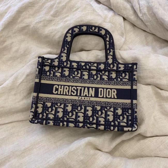 小包当道！超的Dior mini tote包