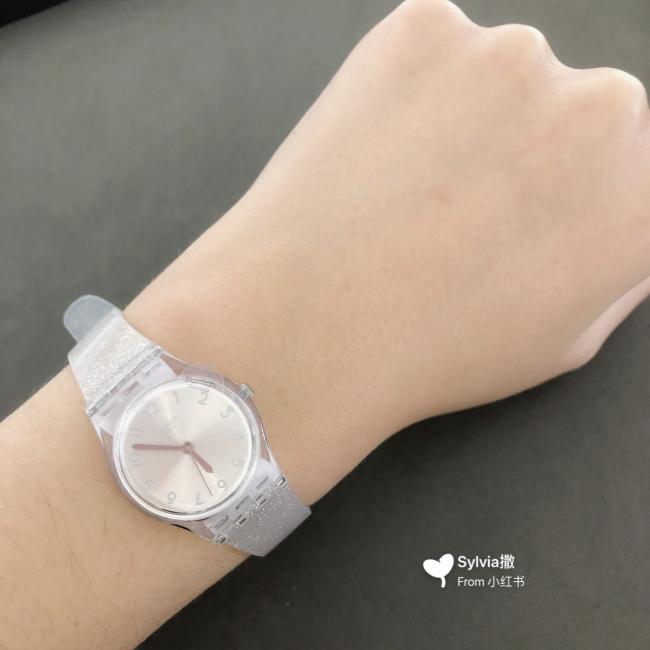 可爱迷人的Swatch女士手表‍♀️ 今天试了两款手表