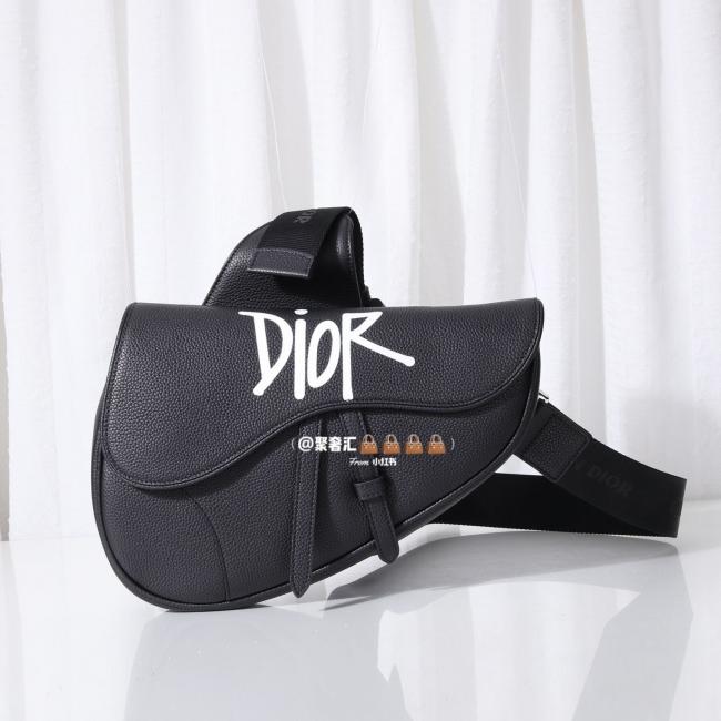 Dior男士马鞍包 这是一款马鞍包风格的邮差包，其翻盖上采用热冲压“Dior”徽标装饰
