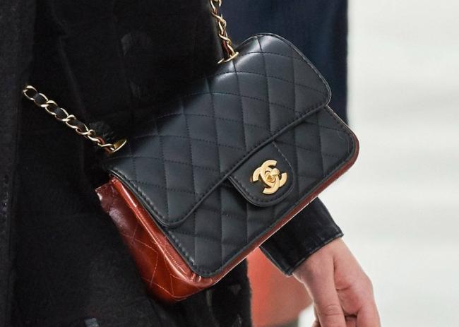 又涨价了，在今年五月时，Chanel 便正式宣布品牌旗下多款经典袋包全球范围涨价