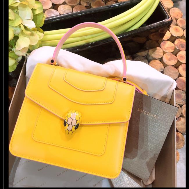 宝格丽2019春款新品黄色拼粉色风琴包！ 妈呀这个一定要入手！照片不及实物万分之一美！