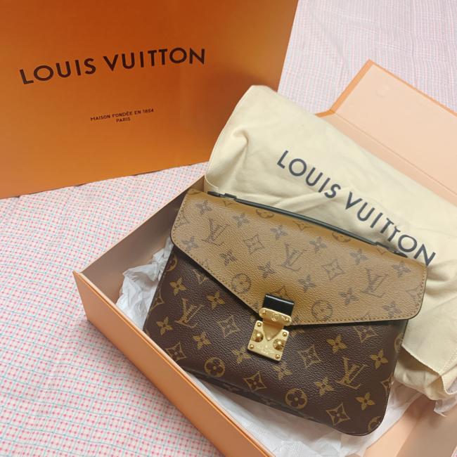 终于买到你系列之：Louis Vuitton拼色邮差包之前在英国一整年都没有寻
