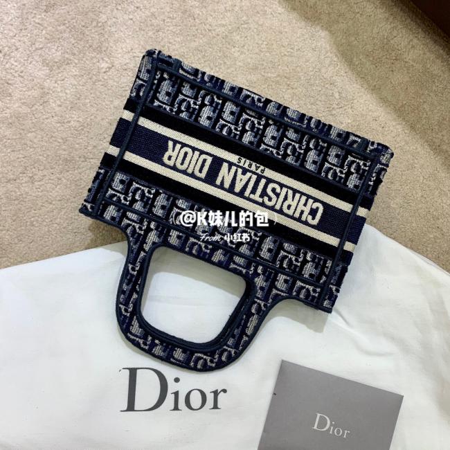 看！Dior mini tote丝绒款还是很高级的