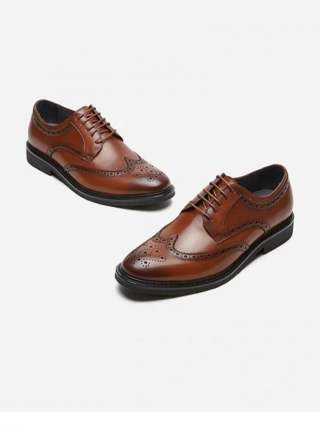 布洛克鞋（Brogue），专指鞋面带有雕花镂空、并由皮块拼接、拼接界限为锯齿边的鞋子