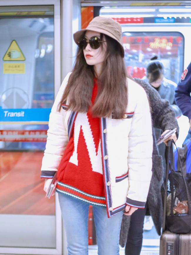 身为Gucci品牌大使的倪妮现身北京机场 准备前往米兰参加时装秀之旅并带上相