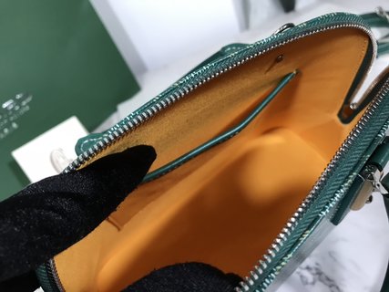 戈雅新品 Vendôme贝壳包：独一无二工艺风格，精湛技术展现女性柔美与轻盈
