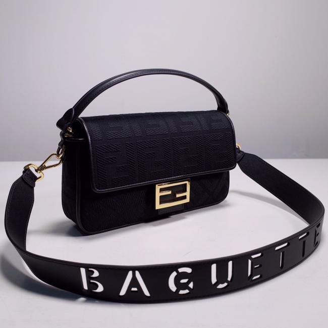 芬迪 Baguette中号手袋，黑色帆布材质，FF凸纹图案，时尚潮流