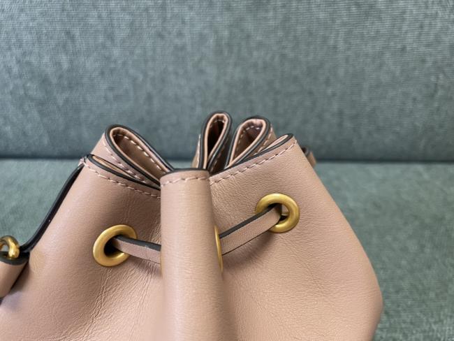 华家新品迷你羊皮水桶包-复古黄铜Logo和配件-抽绳开合-链条肩带