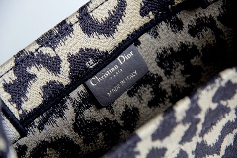 C迪奥新品豹纹提花帆布手袋M1286s，缤纷色彩与几何图案设计