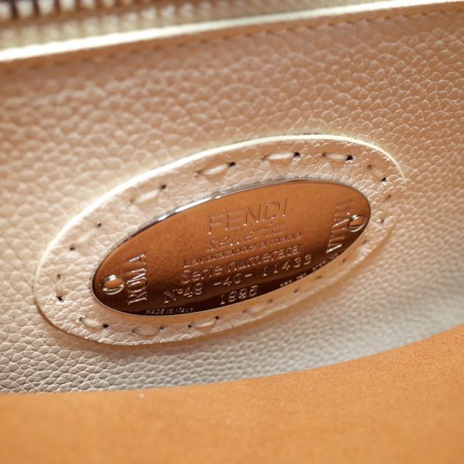 芬迪新品Iconic Peekaboo中号手袋，Cuoio Romano皮革材质，豪华款式