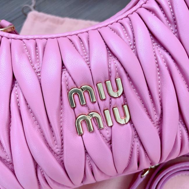 Miu Miu新品 MiuWander 5BC125 手袋，小羊皮 Matelasse 纹理绣花，复古磨砂五金