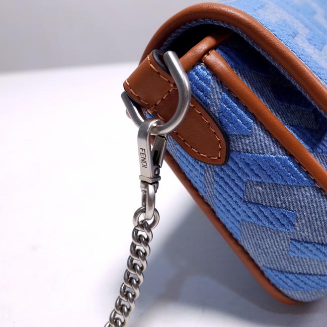 芬迪新品8017 Baguette迷你手袋，浅蓝色牛仔布材质，FF图案刺绣