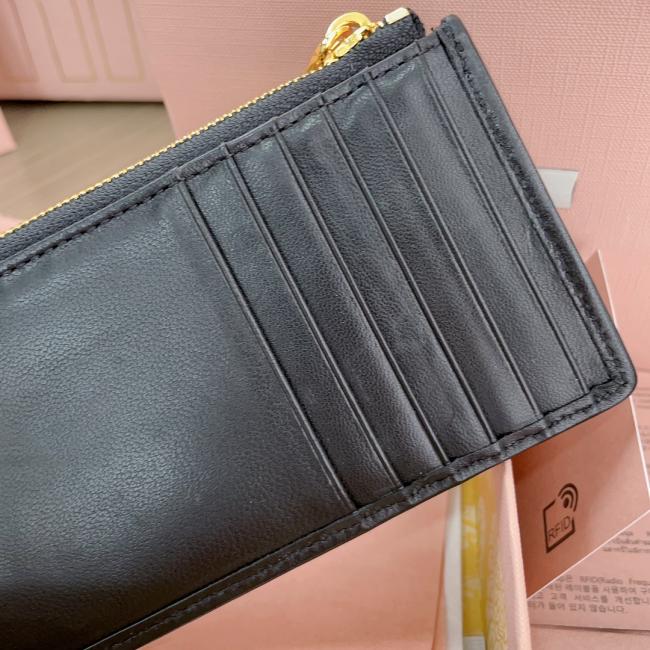 Miu Miu 最新款 pocket wallet 5MB006，小羊皮材质，Matelasse花纹图案