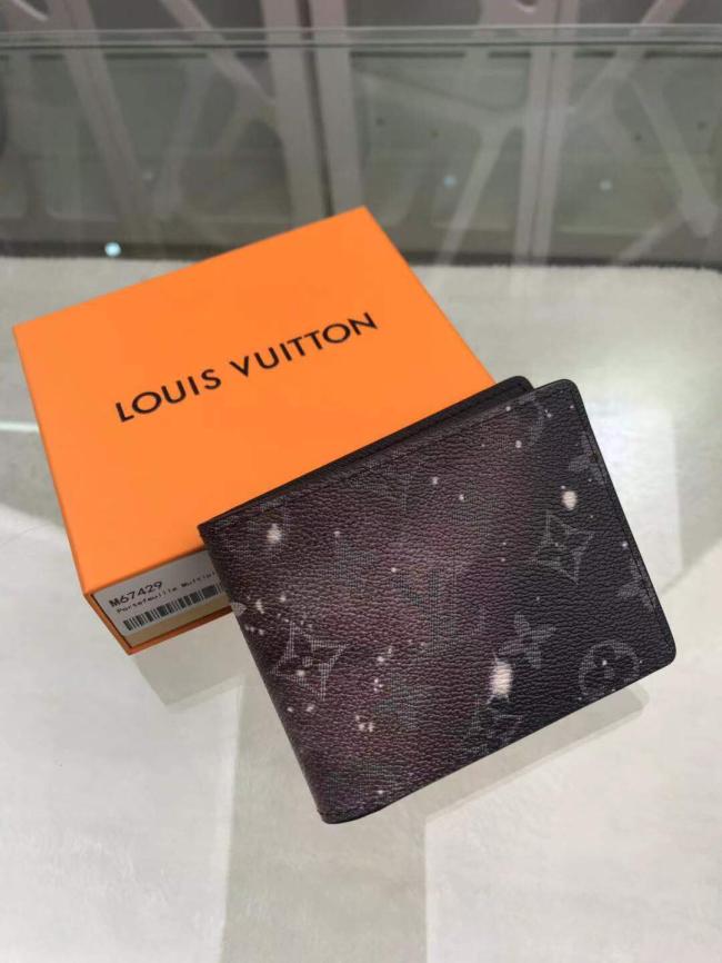 LV 2019春夏 Poltofoyu Multiple 钱包，宇宙间星星印花，尚设计