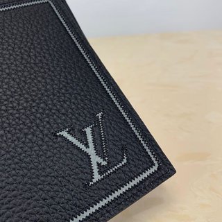 LV M62089 Taurllion皮革护照夹，时尚多合一设计，轻松放入衣服与手袋