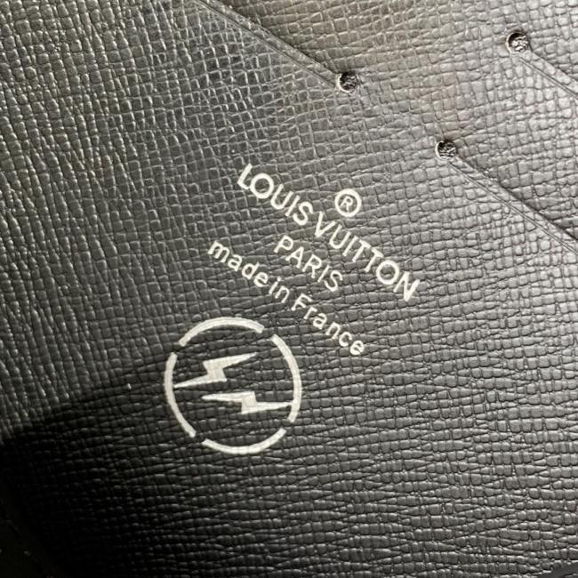 LV M64条纹 Pochette Voyage 手提包，与日本设计师藤原浩合作，融合Monogram花纹与现代细节