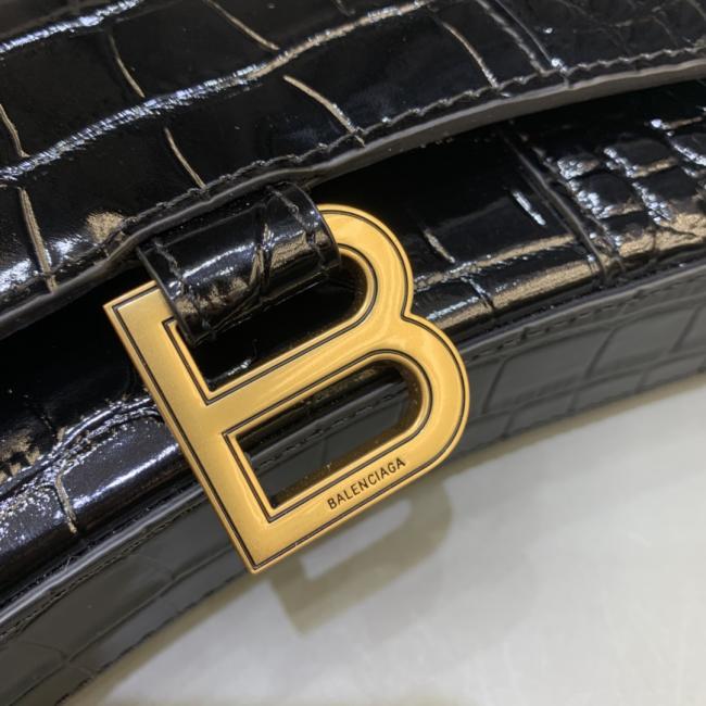b家巴宝莉沙漏链条斜挎包，独特标志性弧线形状，尺寸19-4-12cm