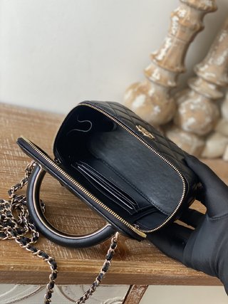 022香奈儿e大号链条化妆包，多功能手提单肩斜挎包，可装口红粉饼手机的实用款"